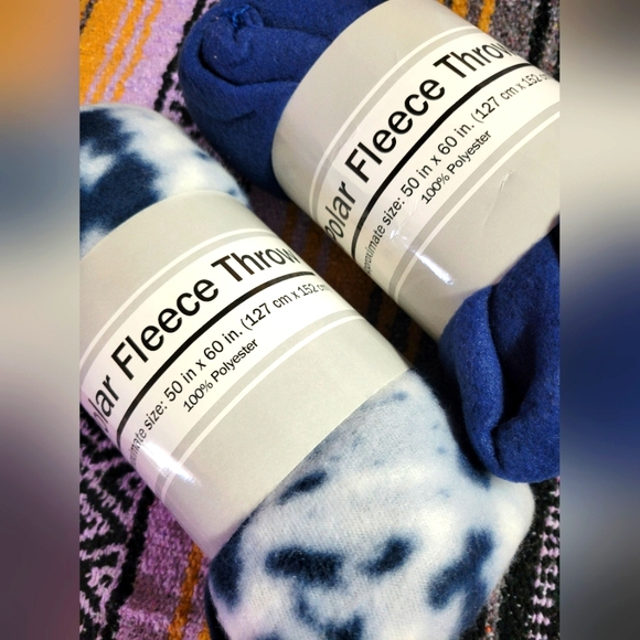 NWT lot of 2 polar fleece throws 50×60 clouds and navy blue - Picture 3 of 5